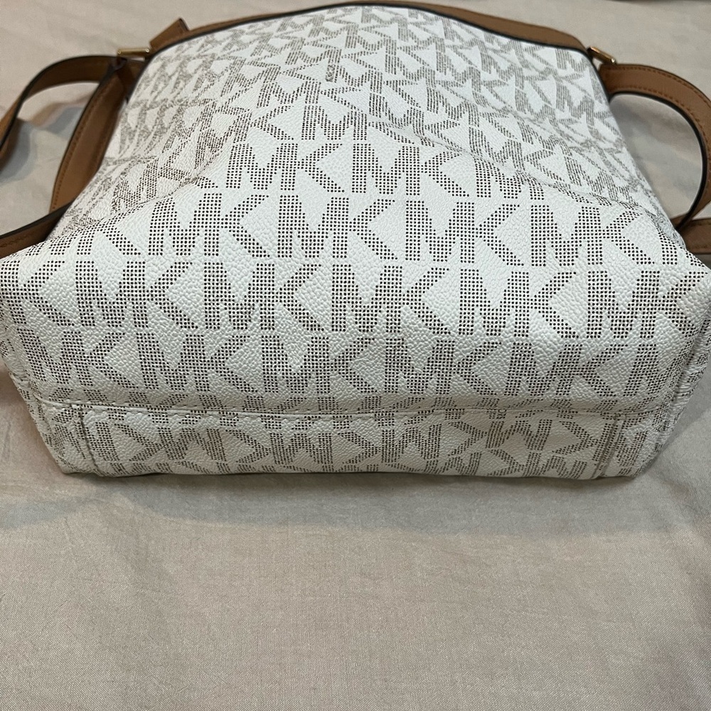 Michael Kors MESSENGER IN SIGNATURE Print - Picture 5 of 14